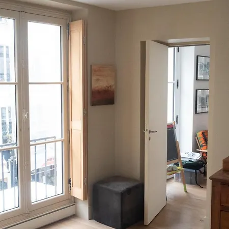 Hostnfly - Magnificent Bright, Spacious Apt Near The Halles * Parijs